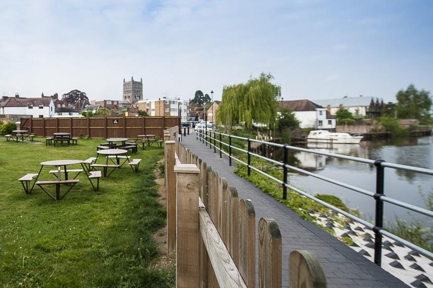 The Royal Hop Pole Wetherspoon テュークスベリー エクステリア 写真